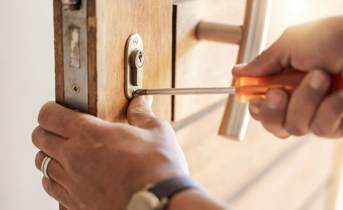 Serrurier réparant une serrure de porte