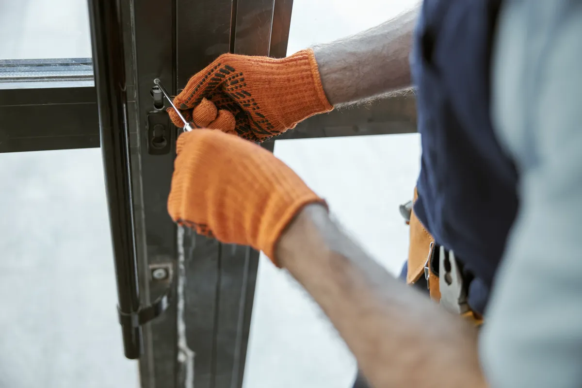 Mains d’un artisan serrurier au travail